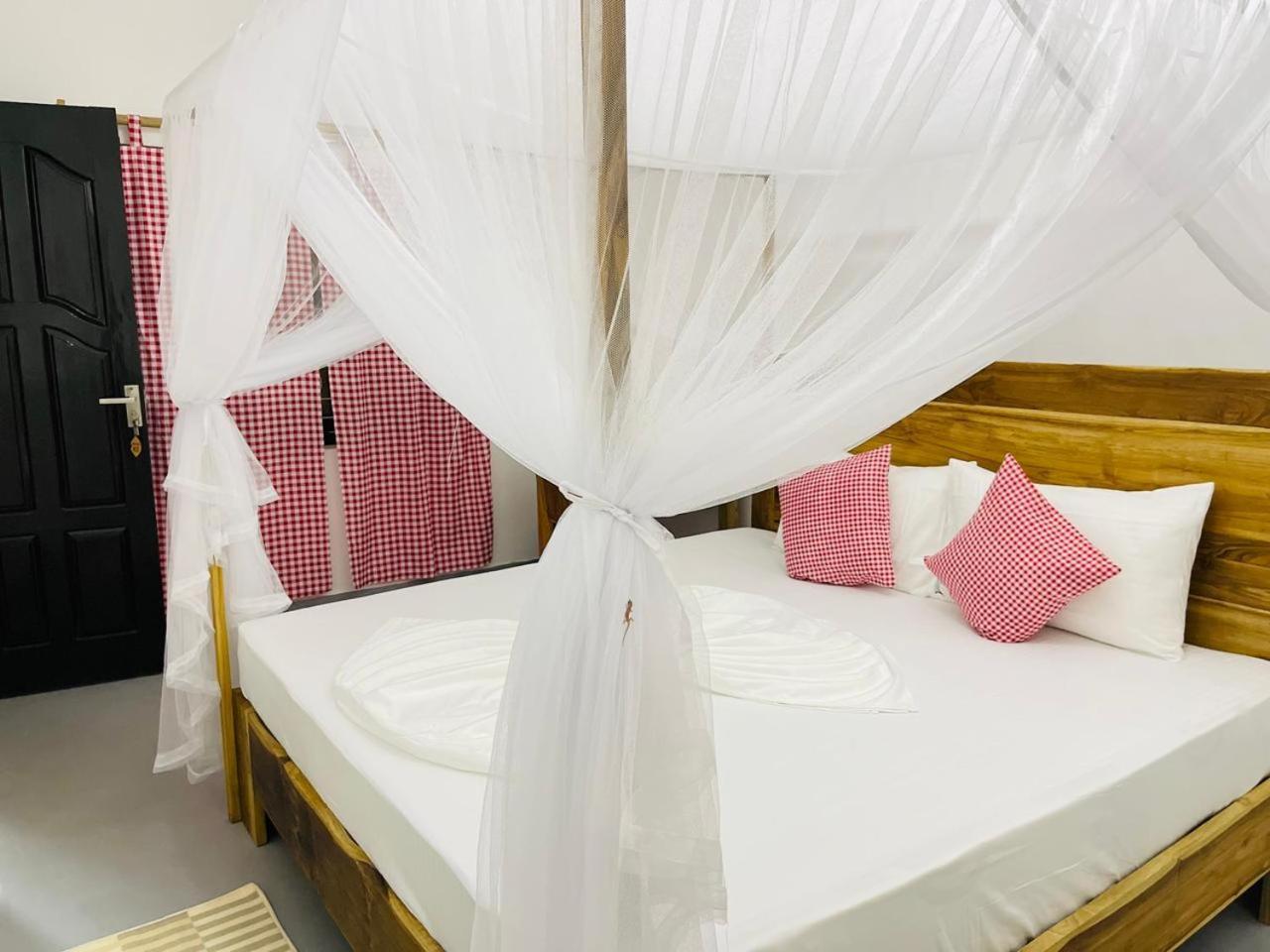 Swiss Kiss Beach Resort Уппувелі Екстер'єр фото